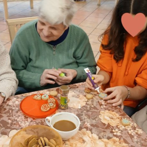 Mieszkanki dekorują pierniczki.jpg