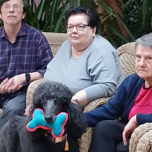 Mieszkańcy pozują wraz z pieskiem.jpg