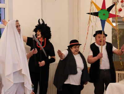 Kolędnicy śpiewają pastorałkę