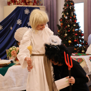 Anioł zakłada aureolę na głowę Diabełka.JPG