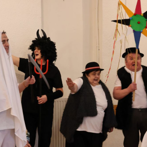 Kolędnicy śpiewają pastorałkę.JPG