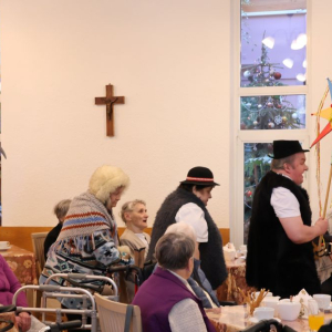 Kolędnicy wędrują przez jadalnię.JPG