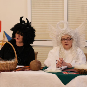 Diabeł i Anioł przy stole.JPG