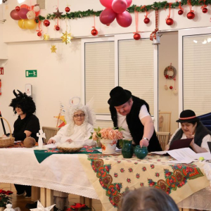 Kolędnicy i Aniołowie przy wspólnym stole.JPG