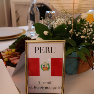 Stół z flagą Peru.JPG