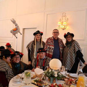 Mieszkańcy i Pracownicy pozują do zdjęcia.JPG