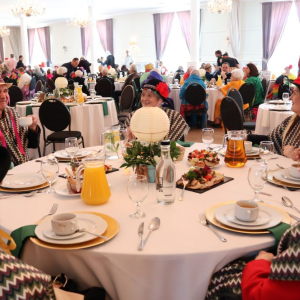 Mieszkańcy przy stole.JPG