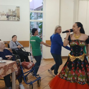 Taniec z Pracownikami.jpg