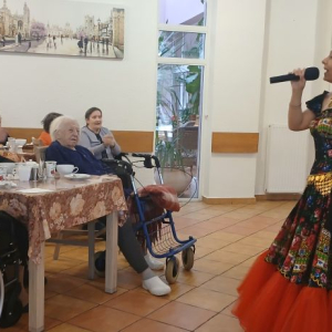 Artystka z publicznością.jpg