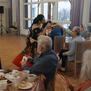 Artystka podchodzi do mieszkańców.jpg