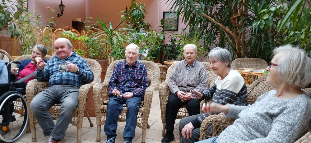 Mieszkańcy grają na instrumentach