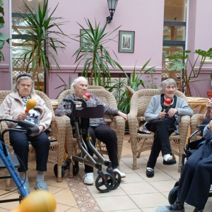 Mieszkańcy na patio.jpg