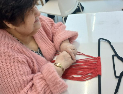 Mieszkanka rozpoczyna makramę