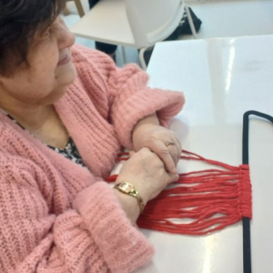 Mieszkanka rozpoczyna makramę.jpg