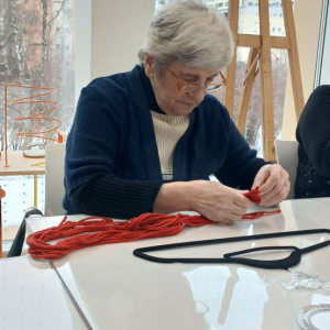 Mieszkanka wykonuje makramę.jpg