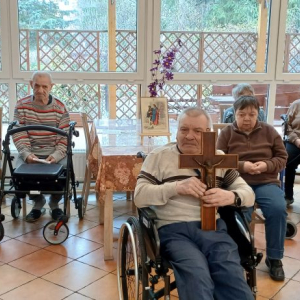 Mieszkaniec trzymający Krzyż.jpg