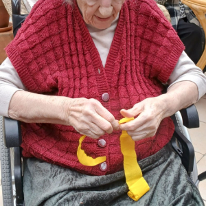 Mieszkanka wykonuje kwiaty z bibuły.jpg