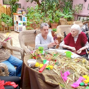 Panie przy stole robią palmy wielkanocne.jpg