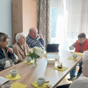 Mieszkańcy słuchają pieśni wielkkopostnych.jpg