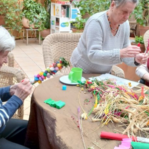 Panie robią palmy wielkanocne.jpg