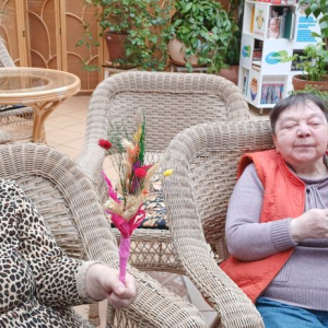 Panie ze zrobionymi przez siebie palmami.jpg