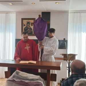 Odsłonięcie Krzyża w kaplicy.jpg