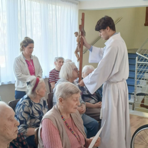 Mieszkańcy adorują Krzyż.jpg