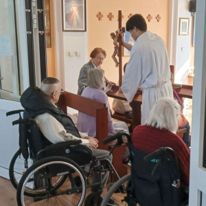 Ucałowanie Krzyża przez Mieszkańców.jpg