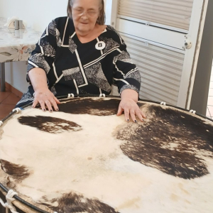 Mieszkanka gra na ogromnym bębnie.jpg