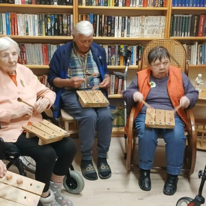 Grupa mieszkańców gra na instumentach.jpg