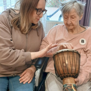 Mieszkanka wraz z Pracownikiem grają na bębenku.jpg