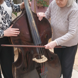 Mieszkanka gra na kontrabasie.jpg