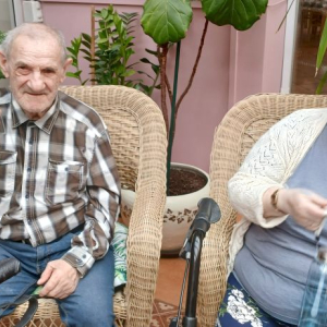 Mieszkańcy z bidonami.jpg