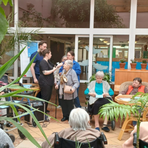 Studenci rozdają ulotki o konieczności picia wody.jpg