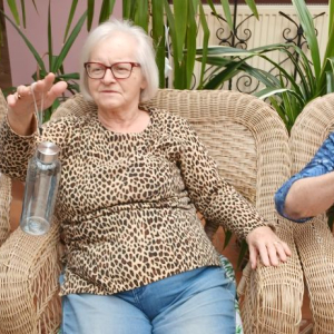 Panie prezentują bidony.jpg