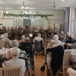 Widok na występujący Chór od strony publiczności.jpg