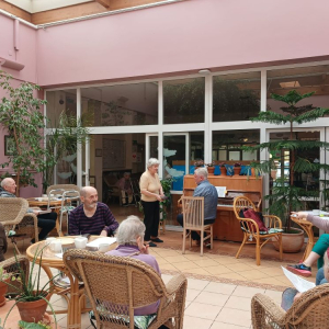 Spotkanie Mieszkańców z Wolontariuszamiw patio.JPG