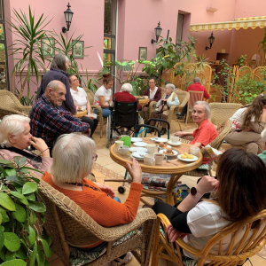 Wspólne rozmowy przy kawie w patio.JPG