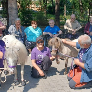 Mieszkańcy pozują do zdjęcia z naszymi gośćmi.jpg