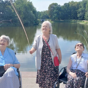 Panie nad wodą z pawimi piórami.jpg