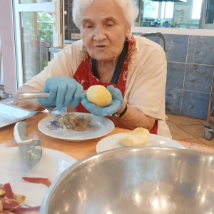 Mieszkanka kroi ziemniaki.jpg