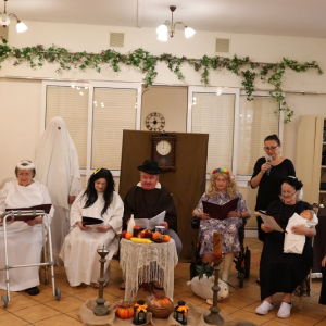 Grupa teatralna na scenie.JPG