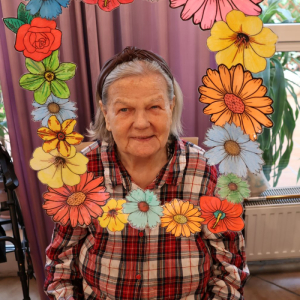 Mieszkanka pozuje w ramce z kwiatów.JPG