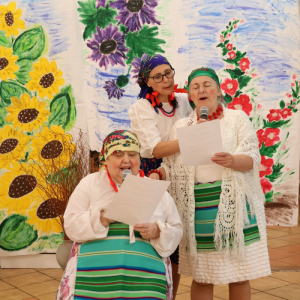 Trzy panie śpiewają na scenie.JPG