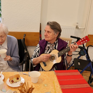 Mieszkanki przy stoliku. Jedna gra na gitarze.JPG