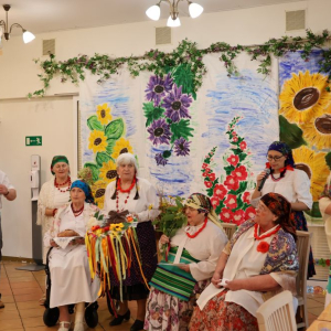Grupa teatralna śpiewa na scenie.JPG