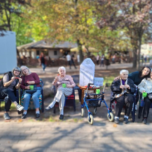 Uczestnicy Pikniku piją herbatkę.jpg