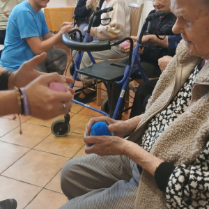 Trenerzy prowadzą zajęcia w grupie.jpg