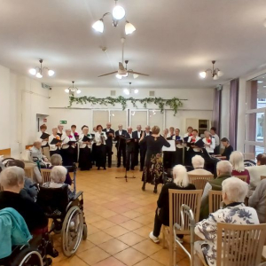 Widok na sceną z Chórzystami i widownię.jpg