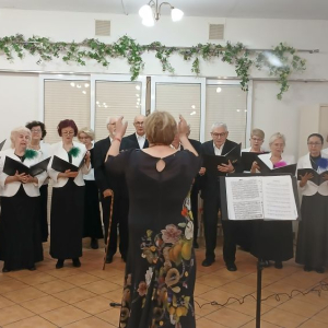 Chór wraz z Dyrygentką.jpg
